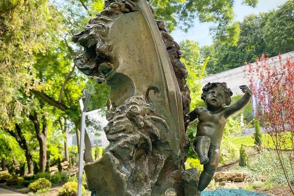 Вперед за новыми фото: в Греческом парке установили две скульптуры фото