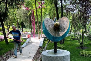 Вперед за новыми фото: в Греческом парке установили две скульптуры фото 4