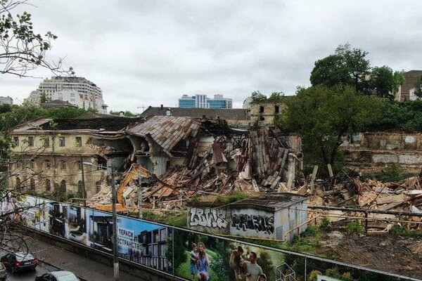Без всех документов: в центре Одессы ради высоток сносят старинные зерновые пакгаузы фото 1