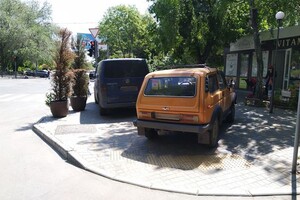 Застрял на постаменте от качелей: свежая фотоподборка наглых водителей в Одессе фото 6