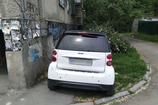 Застрял на постаменте от качелей: свежая фотоподборка наглых водителей в Одессе фото 9
