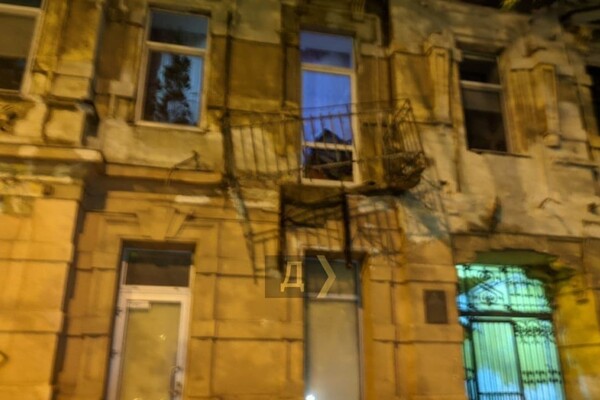 Береги голову: в центре Одессы рухнул еще один балкон фото