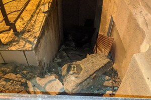 Береги голову: в центре Одессы рухнул еще один балкон фото 1