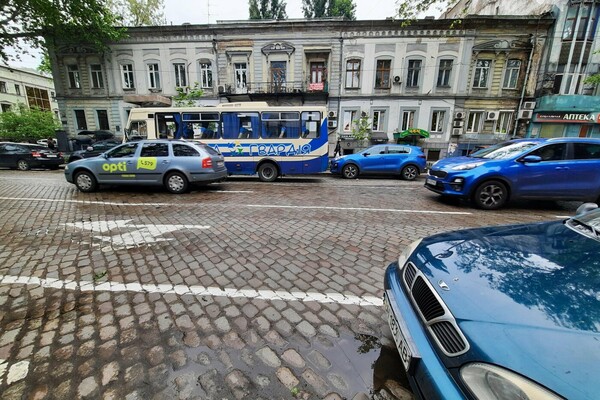 Странное ДТП: в центре Одессы автобус детского лагеря столкнулся с автомобилем фото 2