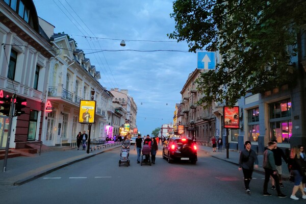Третий день без машин: как работает пешеходная зона в центре Одессы фото 6
