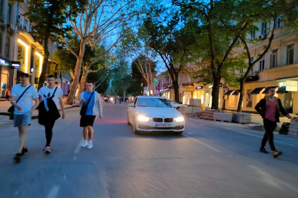 Третий день без машин: как работает пешеходная зона в центре Одессы фото 8