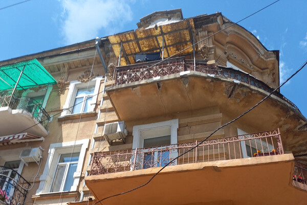 Прямо на крышу авто: со старинного дома в центре Одессы упал кусок карниза фото