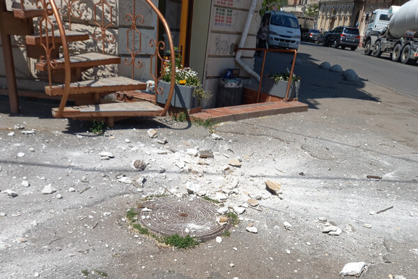 Прямо на крышу авто: со старинного дома в центре Одессы упал кусок карниза фото 1