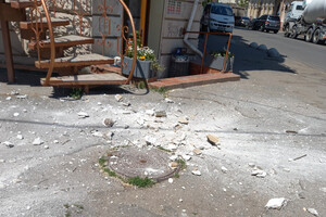 Прямо на крышу авто: со старинного дома в центре Одессы упал кусок карниза фото 1