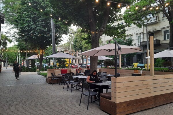 Обнаглели вкрай: кафе и рестораны, которые захватили тротуары в Одессе фото