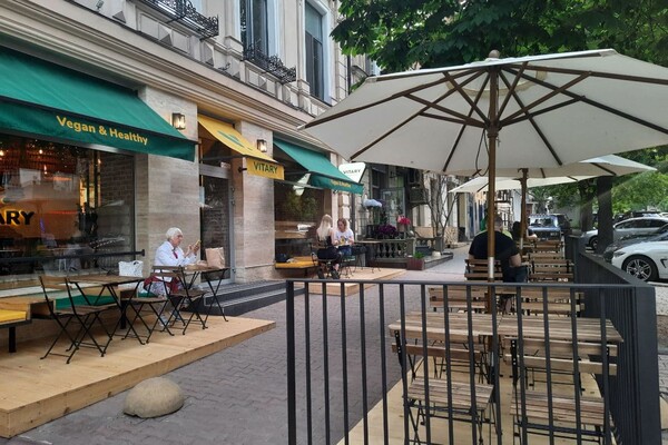 Обнаглели вкрай: кафе и рестораны, которые захватили тротуары в Одессе фото 3