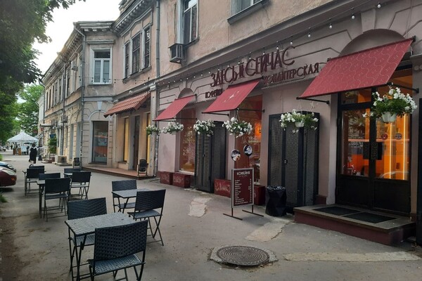 Обнаглели вкрай: кафе и рестораны, которые захватили тротуары в Одессе фото 6