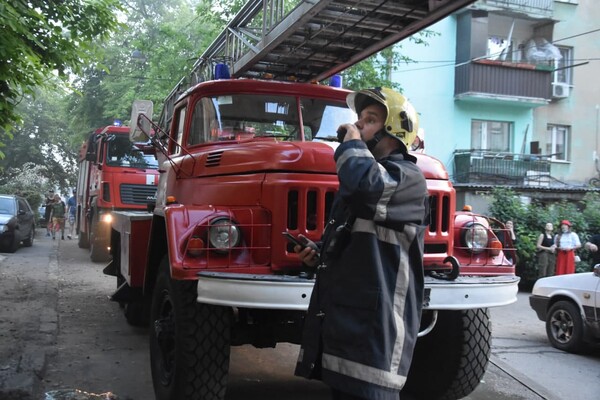 Жуткие кадры: в Одессе из-за зарядного устройства для телефона сгорела квартира фото
