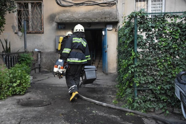 Жуткие кадры: в Одессе из-за зарядного устройства для телефона сгорела квартира фото 2
