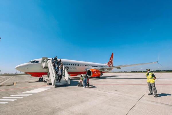 Дождались: новая взлетка Одесского аэропорта приняла первый рейс фото 5