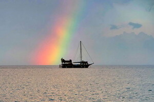 Удивительное явление: в Одессе над морем заметили огромную радугу фото