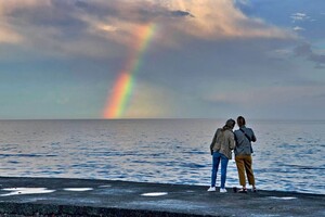 Удивительное явление: в Одессе над морем заметили огромную радугу фото 1
