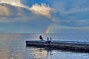 Удивительное явление: в Одессе над морем заметили огромную радугу фото 3