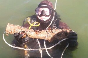 На затонувшем немецком судне: в Одесской области водолазы ищут боевые снаряды фото