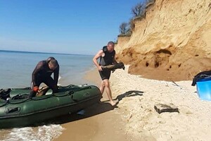 На затонувшем немецком судне: в Одесской области водолазы ищут боевые снаряды фото 3