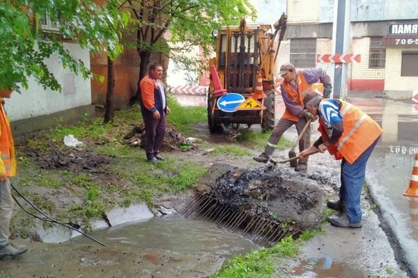 Дождливый день: в Одессе затопило две улицы, а троллейбус сократил маршрут фото 1