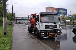 Дождливый день: в Одессе затопило две улицы, а троллейбус сократил маршрут фото 3