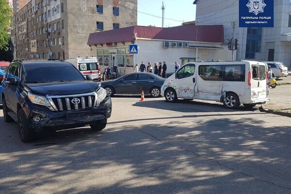 В Одессе произошло два ДТП с мотоциклистом и микроавтобусом: есть пострадавшие (обновлено) фото