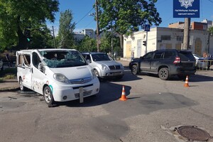 В Одессе произошло два ДТП с мотоциклистом и микроавтобусом: есть пострадавшие (обновлено) фото 2