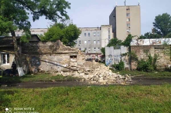 В Одессе рухнула стена предприятия: соседний дом остался без газа фото