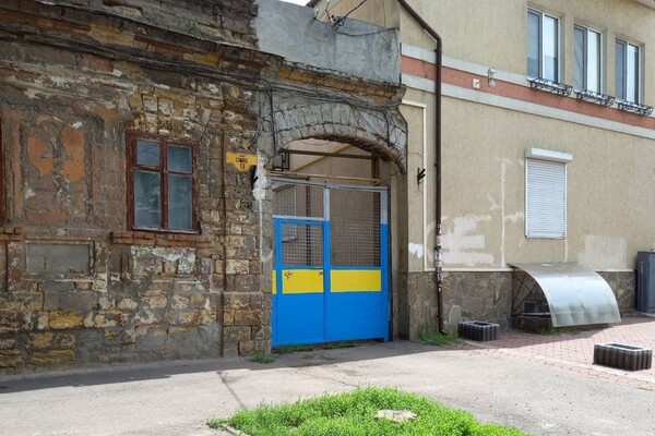 Врата в ад: на одной из улиц Одессы образовалась огромная яма фото 1