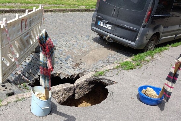 Врата в ад: на одной из улиц Одессы образовалась огромная яма фото 3