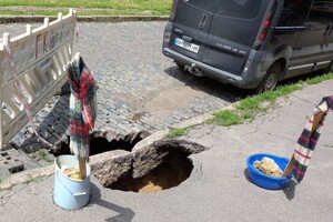 Врата в ад: на одной из улиц Одессы образовалась огромная яма фото 3