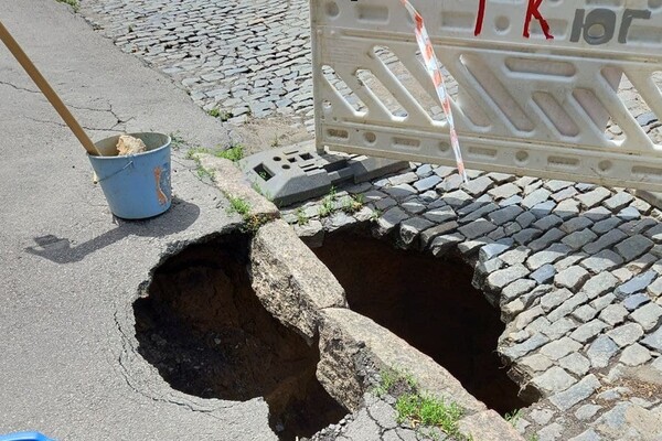 Врата в ад: на одной из улиц Одессы образовалась огромная яма фото