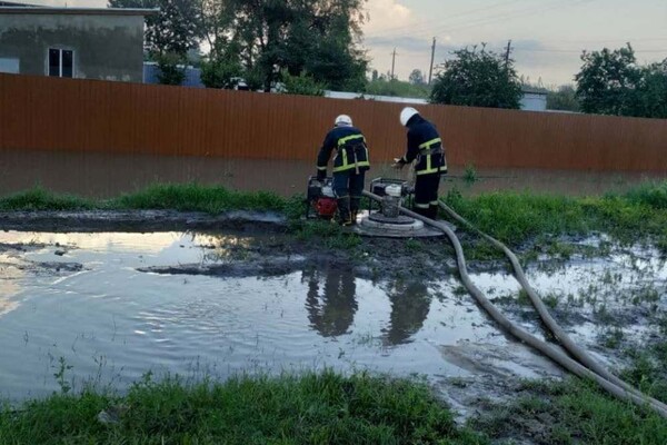 Плавающие машины и купание в центре города: Измаил затопил сильный ливень фото 5