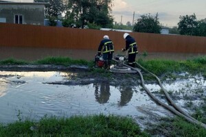 Плавающие машины и купание в центре города: Измаил затопил сильный ливень фото 5