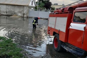 Плавающие машины и купание в центре города: Измаил затопил сильный ливень фото 7