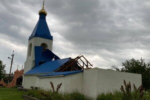 Жуткая погода: под Одессой ураганный ветер сорвал с церкви купол и крышу фото