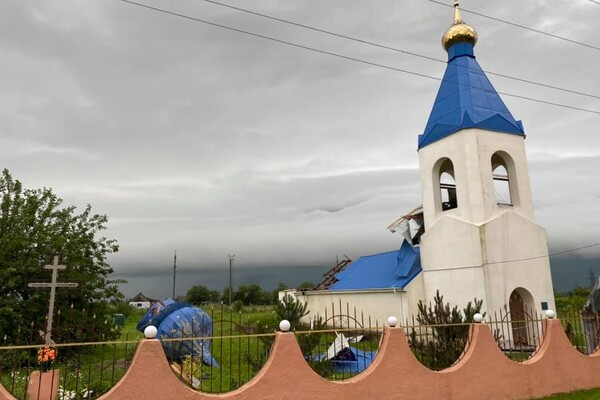 Жуткая погода: под Одессой ураганный ветер сорвал с церкви купол и крышу фото 1