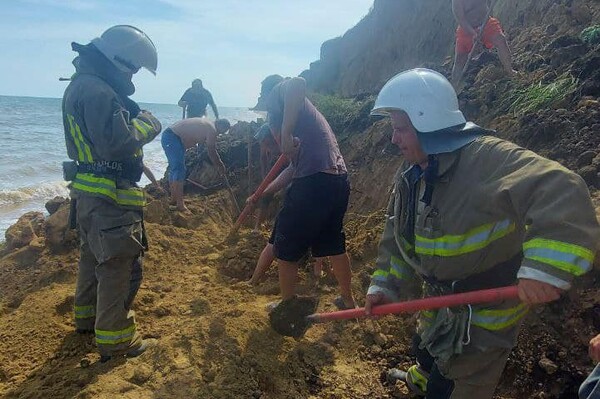 На курорте в Одесской области произошел оползень: под завалами ищут людей (обновлено) фото 2