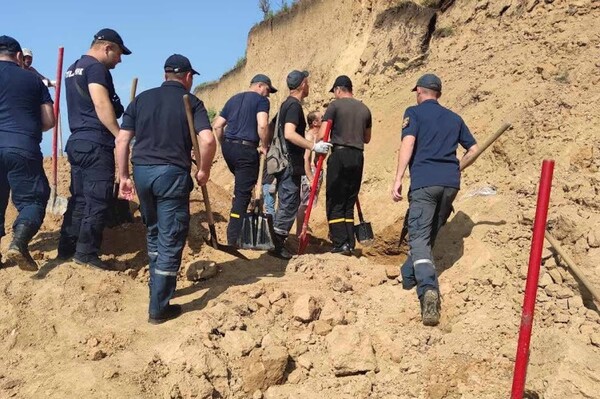 Оползень в Лебедевке: поиски людей продолжаются, а обвал может повториться  фото