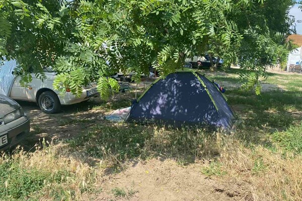 Не отдохнешь: из Лузановки выгоняют туристов с палатками  фото 9