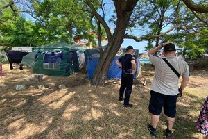 Не отдохнешь: из Лузановки выгоняют туристов с палатками  фото 11