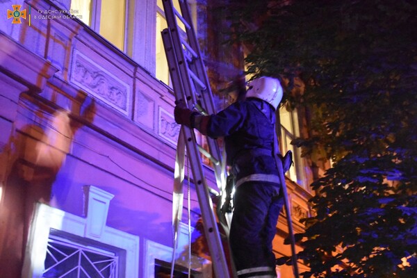 В Одессе горели ресторан и жилая квартира: спасли десятки людей фото 1