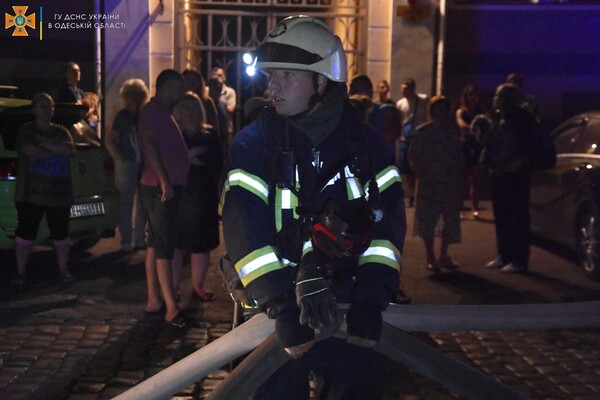 В Одессе горели ресторан и жилая квартира: спасли десятки людей фото 6