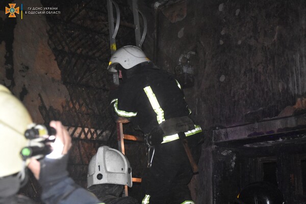 В Одессе горели ресторан и жилая квартира: спасли десятки людей фото 8