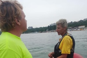 Доплавались: возле пляжа &quot;Ланжерон&quot; в Одессе перевернулась частная яхта фото