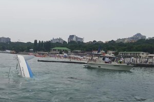Доплавались: возле пляжа &quot;Ланжерон&quot; в Одессе перевернулась частная яхта фото 1