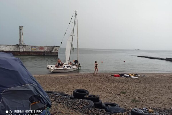 Доплавались: возле пляжа &quot;Ланжерон&quot; в Одессе перевернулась частная яхта фото 2