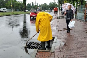 Масштабный потоп: в Одессе не ходит часть общественного транспорта фото