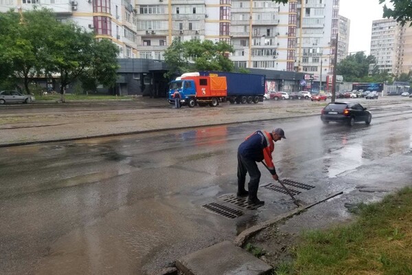 Масштабный потоп: в Одессе не ходит часть общественного транспорта фото 7